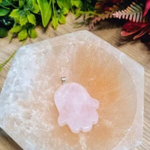 Pingente de Mão de Hansã Quartzo Rosa (Mão de Fátima)